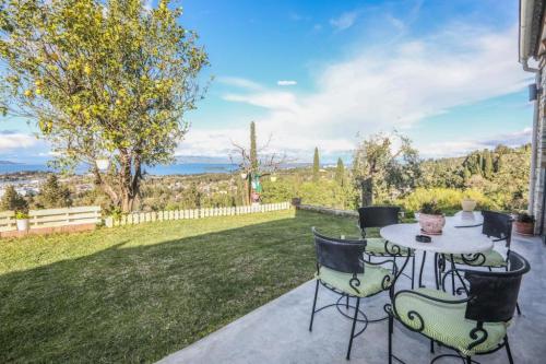 Apartment with Garden 452670492