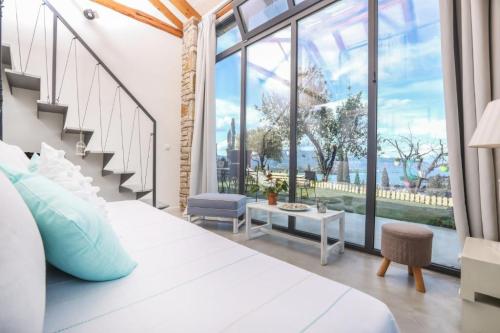 Apartment with Garden 452670828