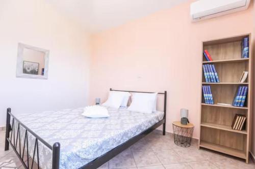 Apartment with Garden 669767992