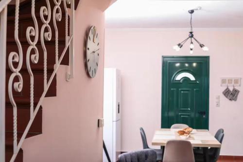 Apartment with Garden 669768021
