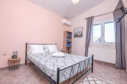Apartment with Garden 669768032