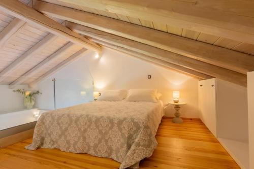 Apartment with Garden 728925382