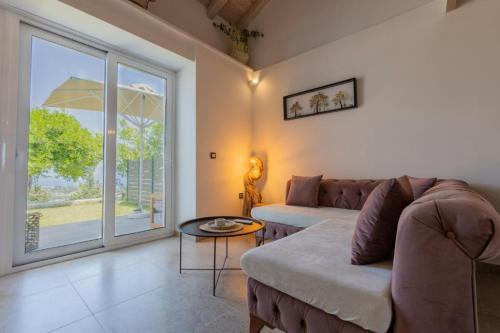 Apartment with Garden 728925418